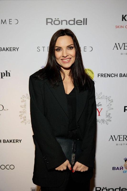 Женя Малахова, Катя Гордон, Хатуна Аташян и другие звезды собрались на ярком предновогоднем 